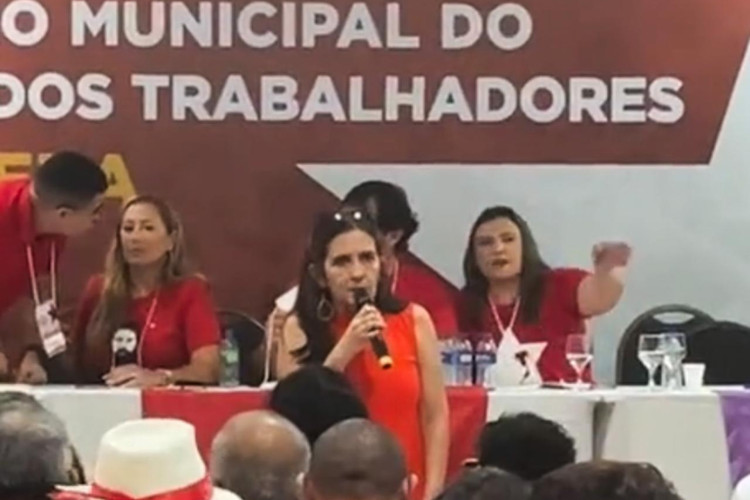 Leda Carvalho em discurso no encontro municipal do PT