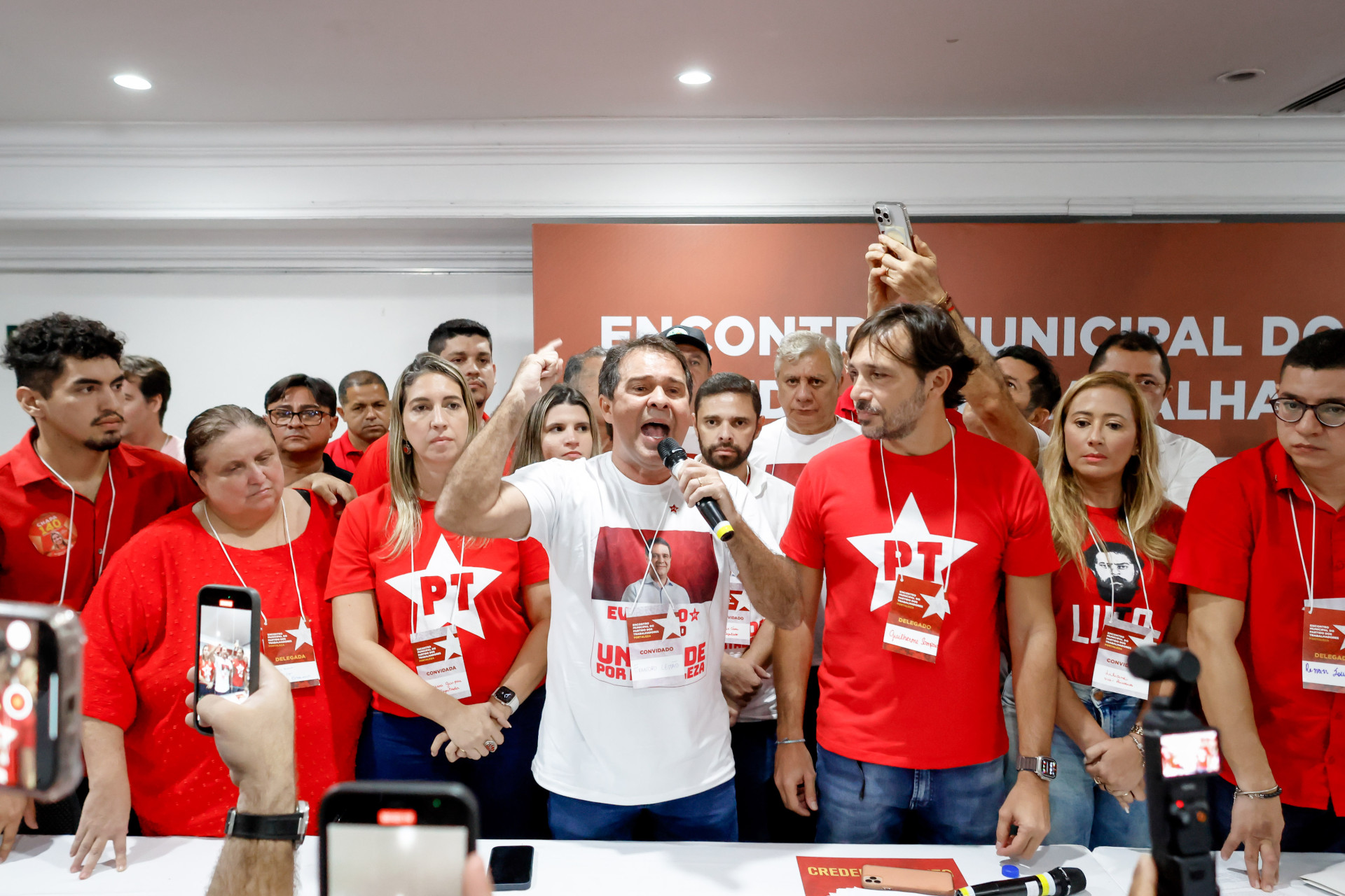 ￼EVANDRO Leitão discursa entre ex-pré-candidatos Larissa e Guilherme (Foto: AURÉLIO ALVES)