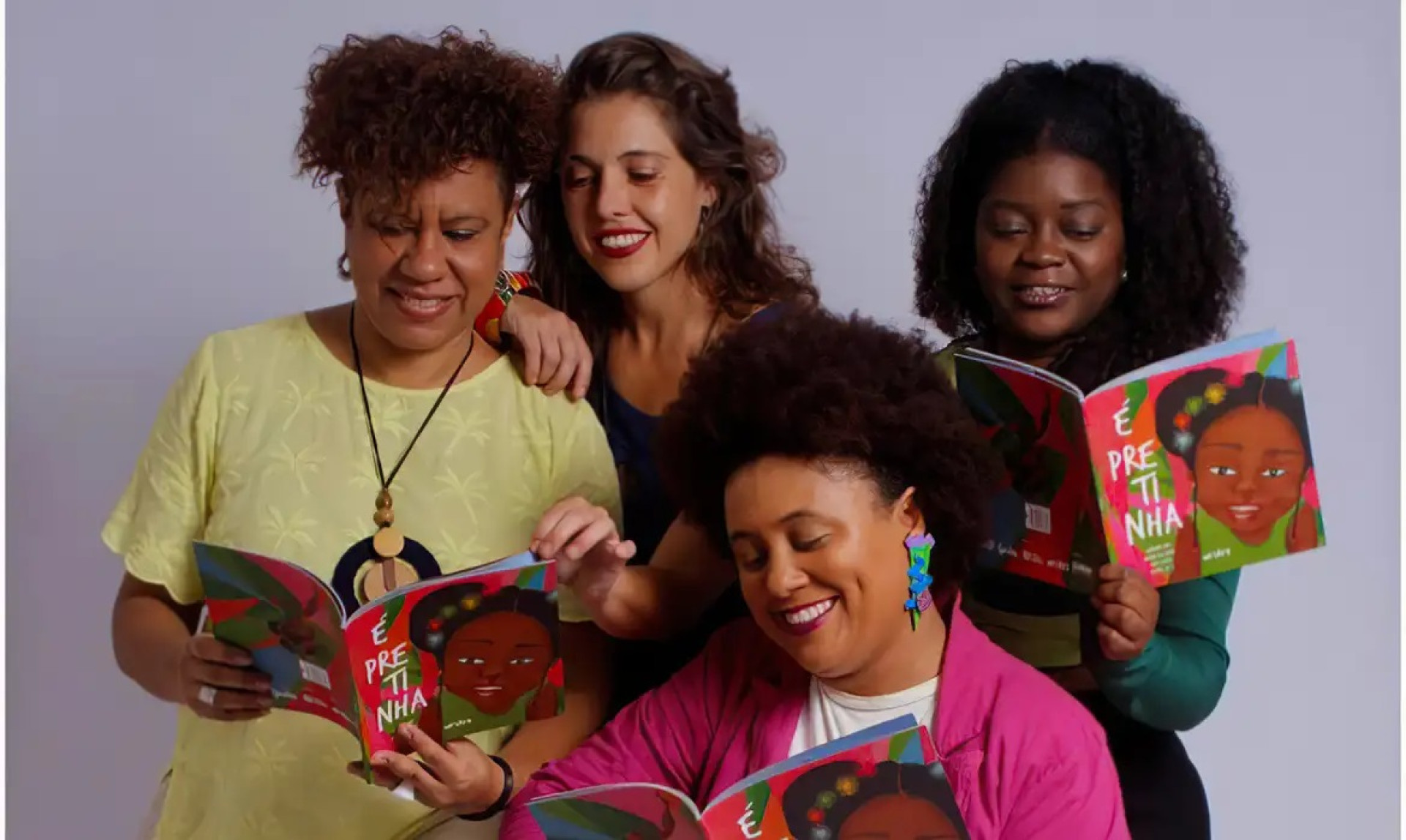 Ana Costa, Manu da Cuíca, Marina Íris e Tettiz lançam livro-disco infantil sobre samba e ancestralidade (Foto: Pedro Caetano/ Divulgação)