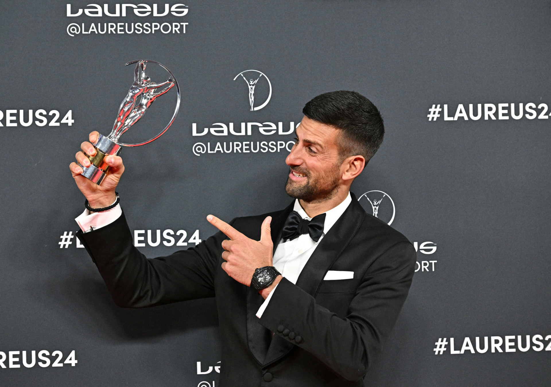 O tenista sérvio Novak Djokovic posa com o prêmio Laureus World Sportsman of the Year durante a 25ª gala do Laureus World Sports Awards em Madrid, em 22 de abril de 2024.
 (Foto: JAVIER SORIANO/AFP)
