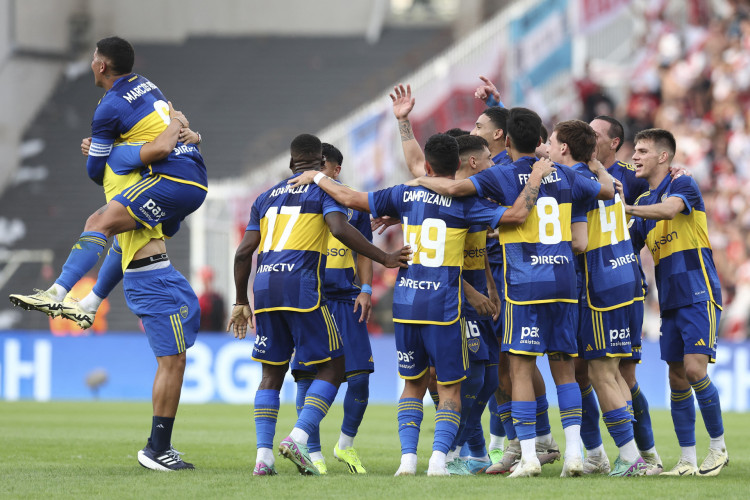 Jogadores do Boca Juniors comemoram classificação após vitória de virada sobre o River Plate