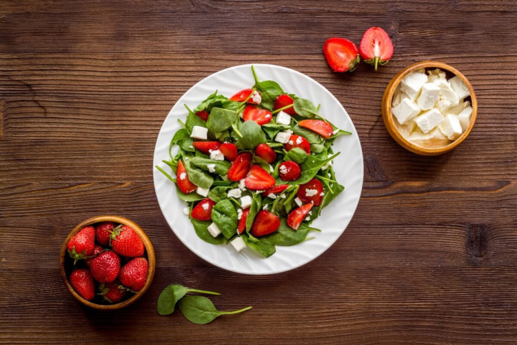 Salada de espinafre e morango (Imagem: 9dream studio | Shutterstock)