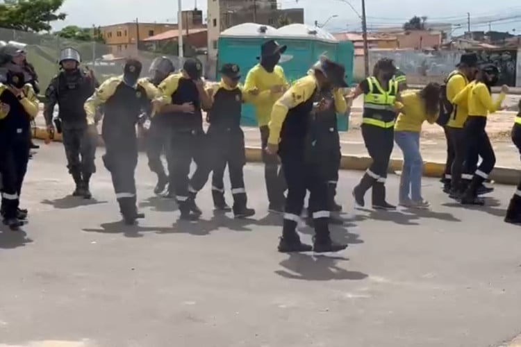 Batalhão do Choque da PMCE usa spray de pimenta para dispersar manifestação dos servidores do Detran, na manhã desta segunda-feira, 22, na Arena Castelão