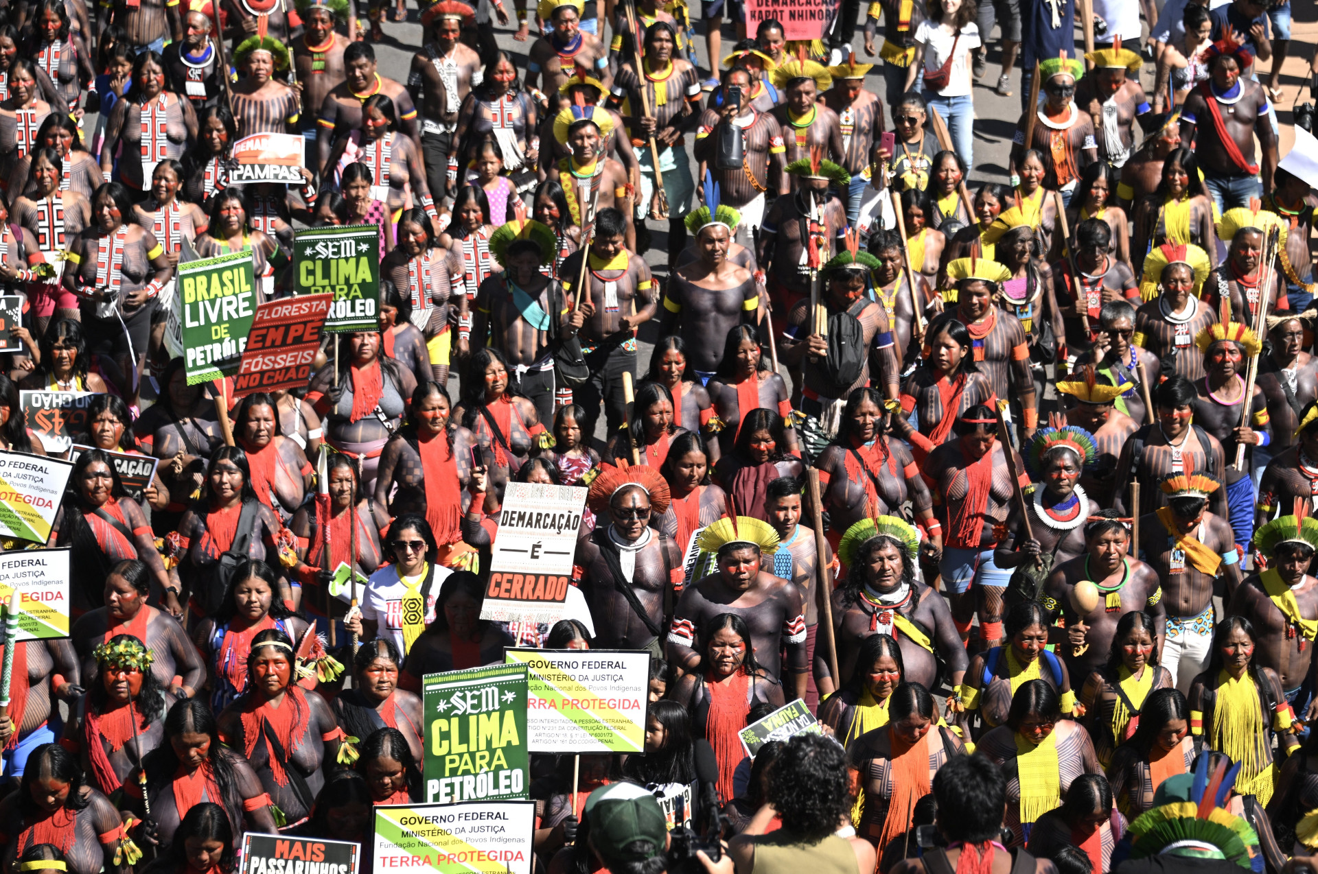 Nesta vista aérea, os indígenas brasileiros marcham em Brasília como parte do Acampamento Terra Livre em 23 de abril de 2024. Milhares de indígenas participam da maior manifestação anual para exigir seus direitos.
 (Foto: EVARISTO SA / AFP)