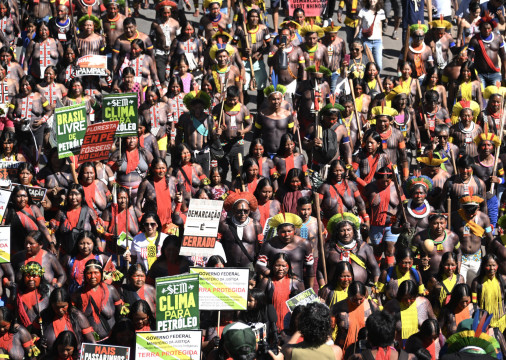 Nesta vista aérea, os indígenas brasileiros marcham em Brasília como parte do Acampamento Terra Livre em 23 de abril de 2024. Milhares de indígenas participam da maior manifestação anual para exigir seus direitos.
