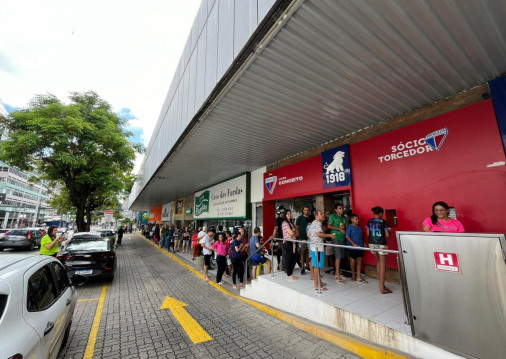 Venda de ingressos para Fortaleza x Boca é marcado por longas filas nas lojas