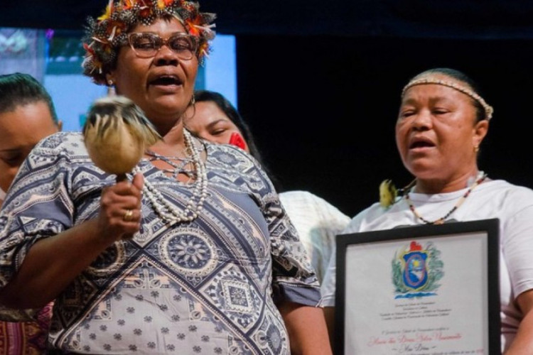 Mãe Dora, considerada Patrimônio Vivo de Pernambuco, é agraciada com o título de Notório Saber em Cultura Popular da UPE
