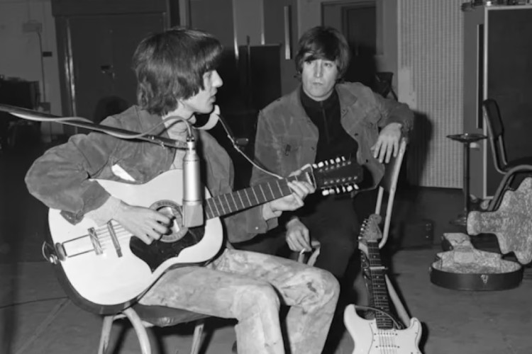 George Harrison e John Lennon com o violão Hootenanny