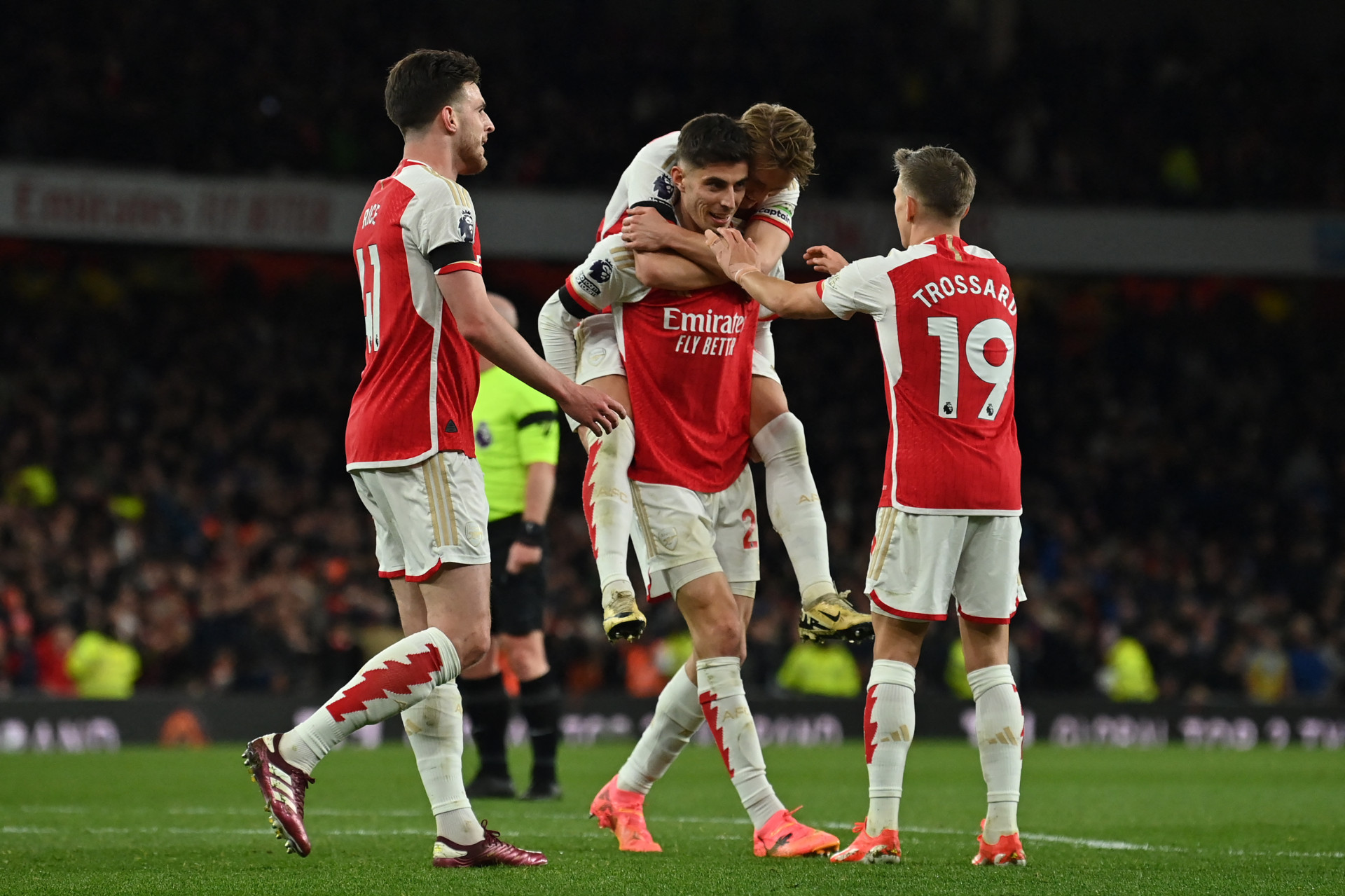 Arsenal levou a melhor em duelo londrino (Foto: Glyn KIRK / AFP)