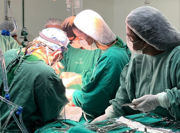 Equipe médica realizando o procedimento de captação de órgãos na Santa Casa de Sobral 