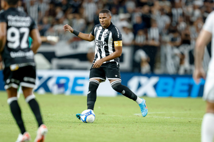 FORTALEZA, CEARÁ,  BRASIL- 20.04.2024: Matheus Felipe. Ceará x Goiás na Arena Castelão, campeonato brasileiro série B. (Foto: Aurélio Alves