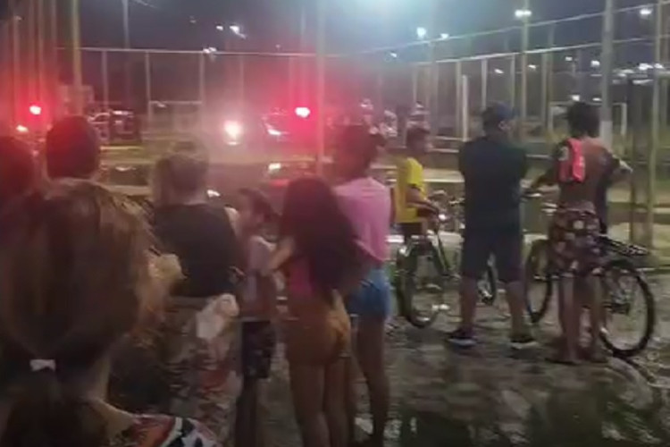 Homem de 40 anos foi morto na Praça da Juventude, localizada no bairro Acaracuzinho, em Maracanaú