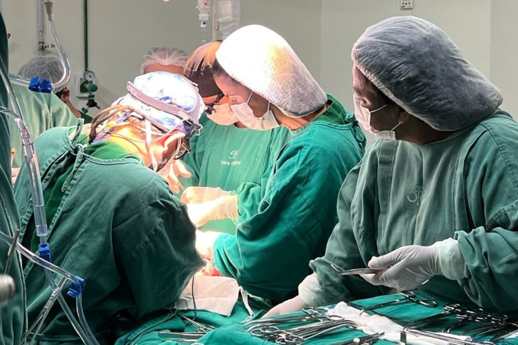 Equipe médica realizando o procedimento de captação de órgãos na Santa Casa de Sobral