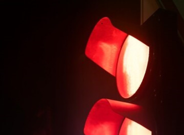 Dupla foi atingida por motorista que trafegava na contramão 