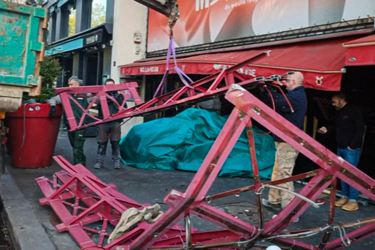 Pás do moinho de vento do célebre cabaré Moulin Rouge, em Paris, desabaram