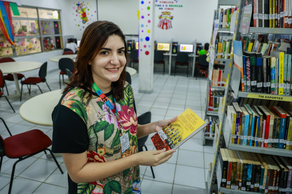  Rayara Bastos na biblioteca do Cuca da Barra do Ceará(Foto: FCO FONTENELE)