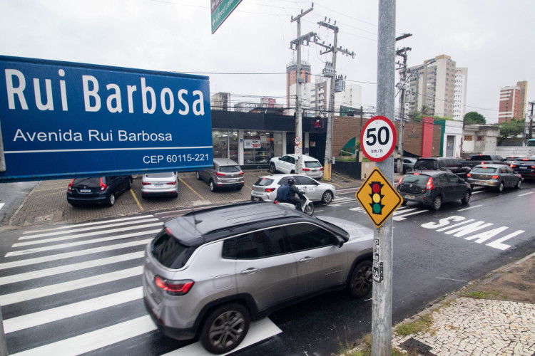 FORTALEZA, CEARÁ, BRASIL, 26-04-2024: Avenida Rui Barbosa com implementação de ajustes, pintura da sinalização, troca de placas para a redução de velocidade para 50Km/h.  (Foto: Samuel Setubal/ O Povo)