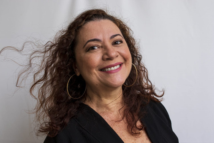 A artista Karla Karenina está lançando seu novo projeto literário 