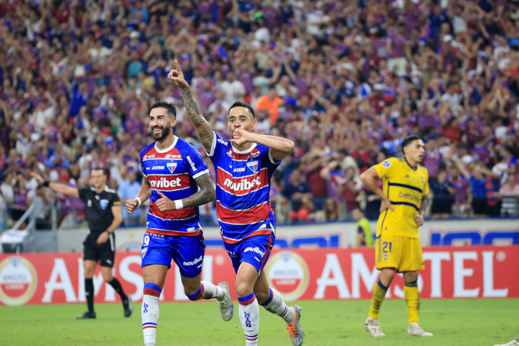 Lucero e Yago Pikachu comemoram gol