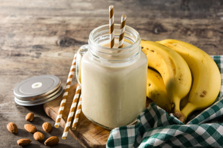 Vitamina de banana e amêndoas (Imagem: etorres | Shutterstock) 