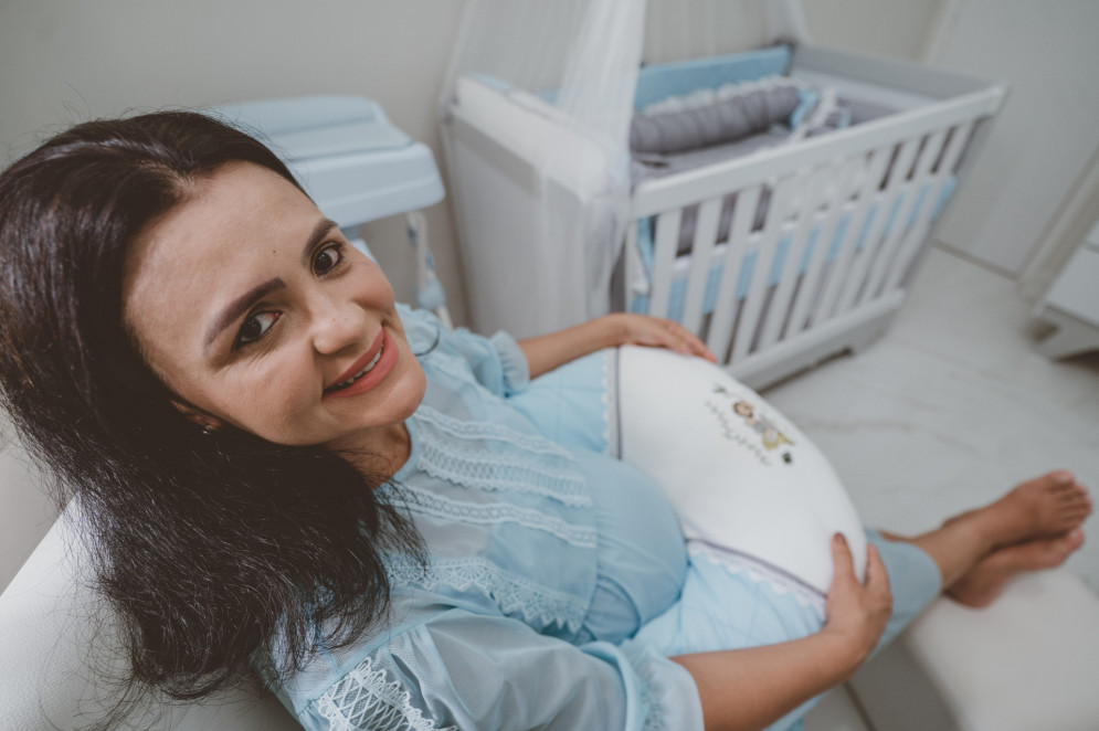 FORTALEZA-CE, BRASIL, 21-04-2024: Emanuelle Fernandes é uma gestante com idade acima de 40 anos.  Pauta sobre mulheres com idade materna avançada (40+) (Foto: Júlio Caesar/O Povo) 