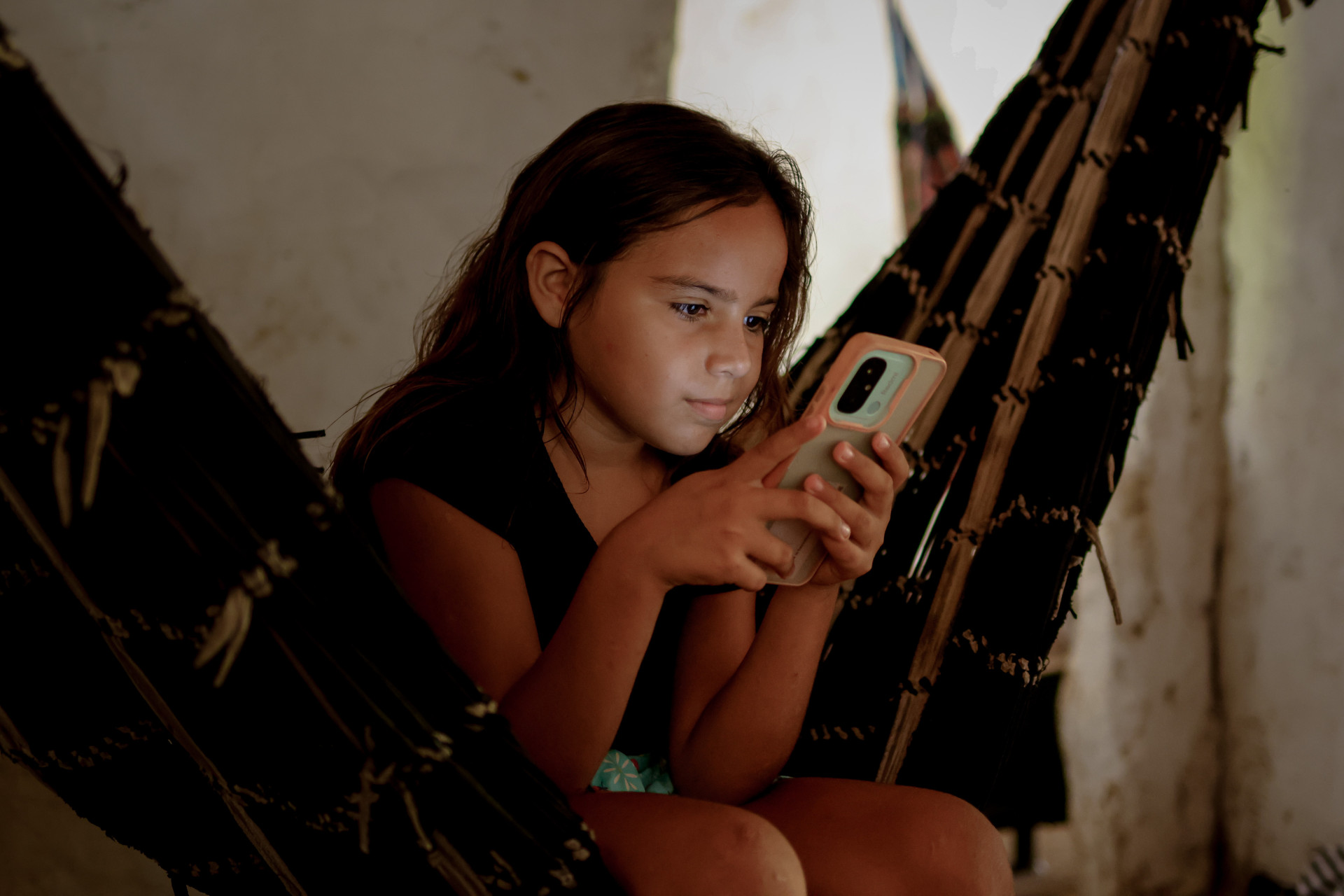 AMONTADA, CEARÁ,  BRASIL- 23.04.2024: Stefane Magalhães. Qualidade de conectividade de internet na zona rural no interior do ceará. Localidade de Recanto (Foto: Aurélio Alves (Foto: AURÉLIO ALVES)