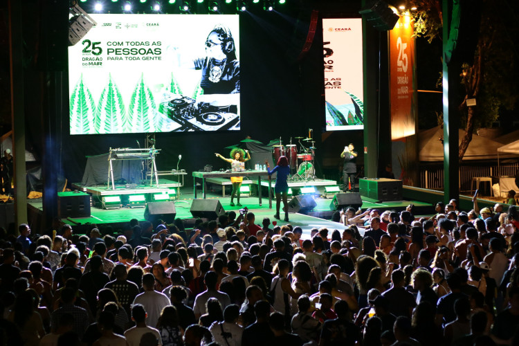 Show na Praça Verde do Centro Dragão do Mar em especial aos 25 anos do equipamento