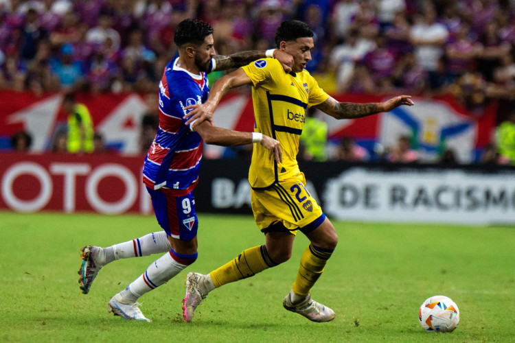 Lucero e Ezequiel Fernández disputam lance no jogo Fortaleza x Boca Juniors, no Castelão, pela Copa Sul-Americana 2024