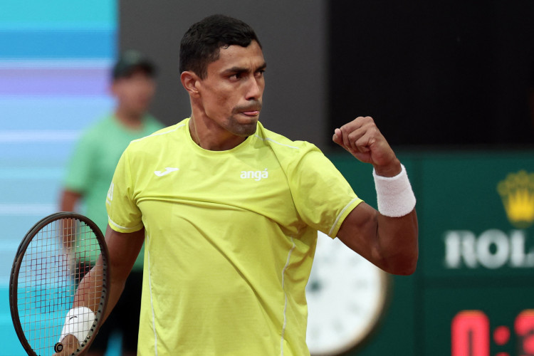 Tenista cearense Thiago Monteiro venceu Stefanos Tsitsipas no Masters 1000 de Madri 