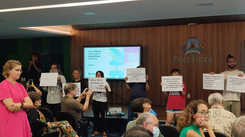 Moradores de comunidades de Fortaleza protestam sobre mudanças do Plano Diretor da Capital