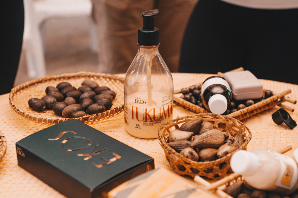 O Tukumã é o fruto de uma palmeira amazônica conhecida pela sua capacidade de crescer rapidamente, mesmo após um incêndio, ajudando a trazer vida de volta à floresta. O bioativo é usado nos sabonetes e cremes da Natura