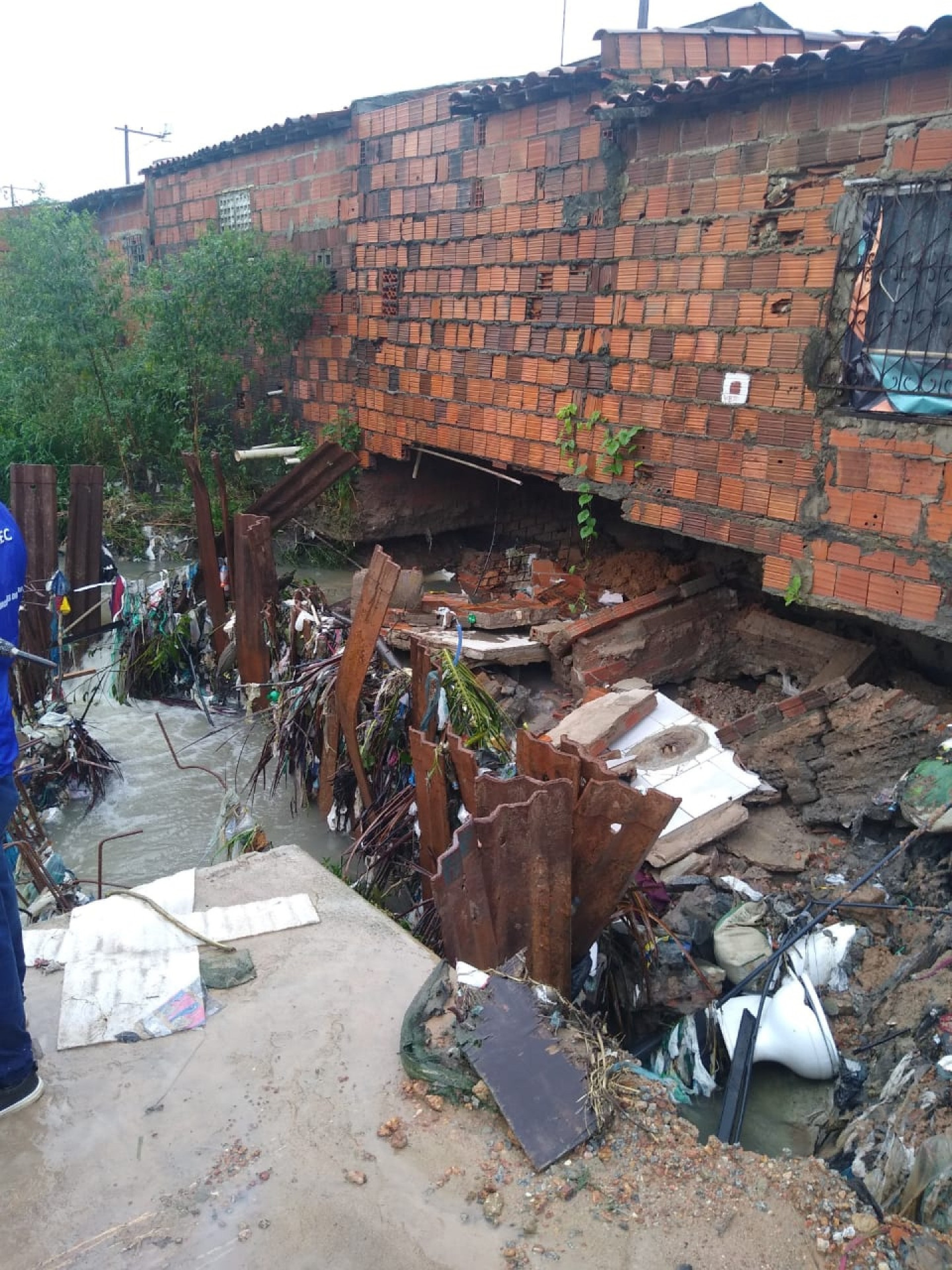 Três casas desabam no Conjunto Palmeiras na manhã deste sábado, 27 (Foto: Divulgação/Corpo de Bombeiros)
