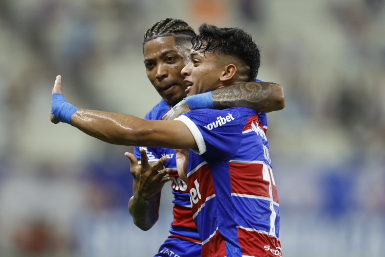 Kervin Andrade e Marinho comemoram gol no jogo Fortaleza x RB Bragantino, no Castelão, pela Série A 2024