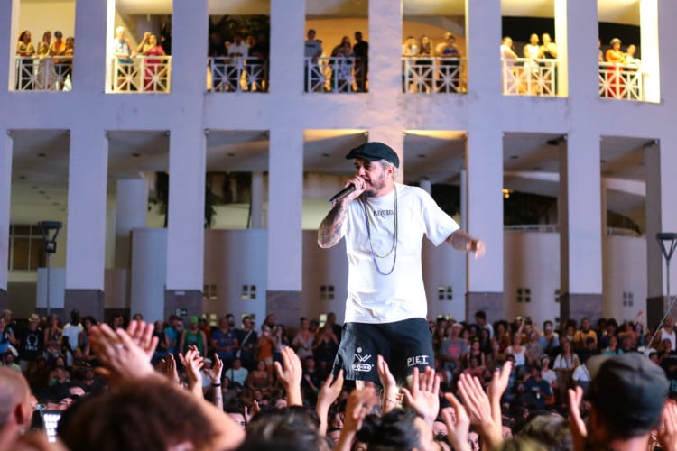 FORTALEZA, 28/04/2024. Rapper Marcelo D2 faz show na Praça Verde do Dragão, em celebração aos 25 anos do Centro Dragão do Mar de Arte e Cultura