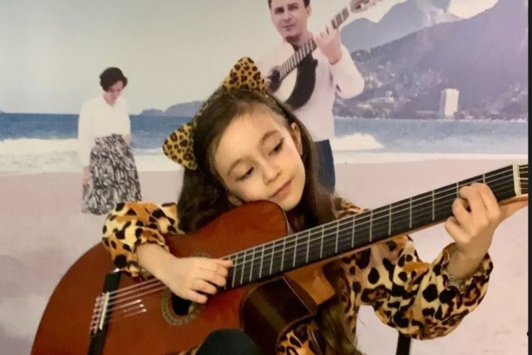 Sofia costuma publicar registros cantando e tocando violão nas redes sociais

