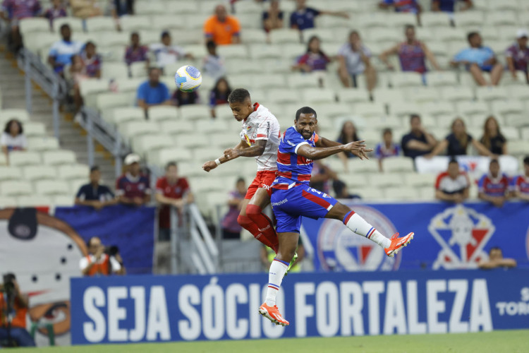 Vitinho e Tinga disputam lance no jogo Fortaleza x RB Bragantino, no Castelão, pela Série A 2024
