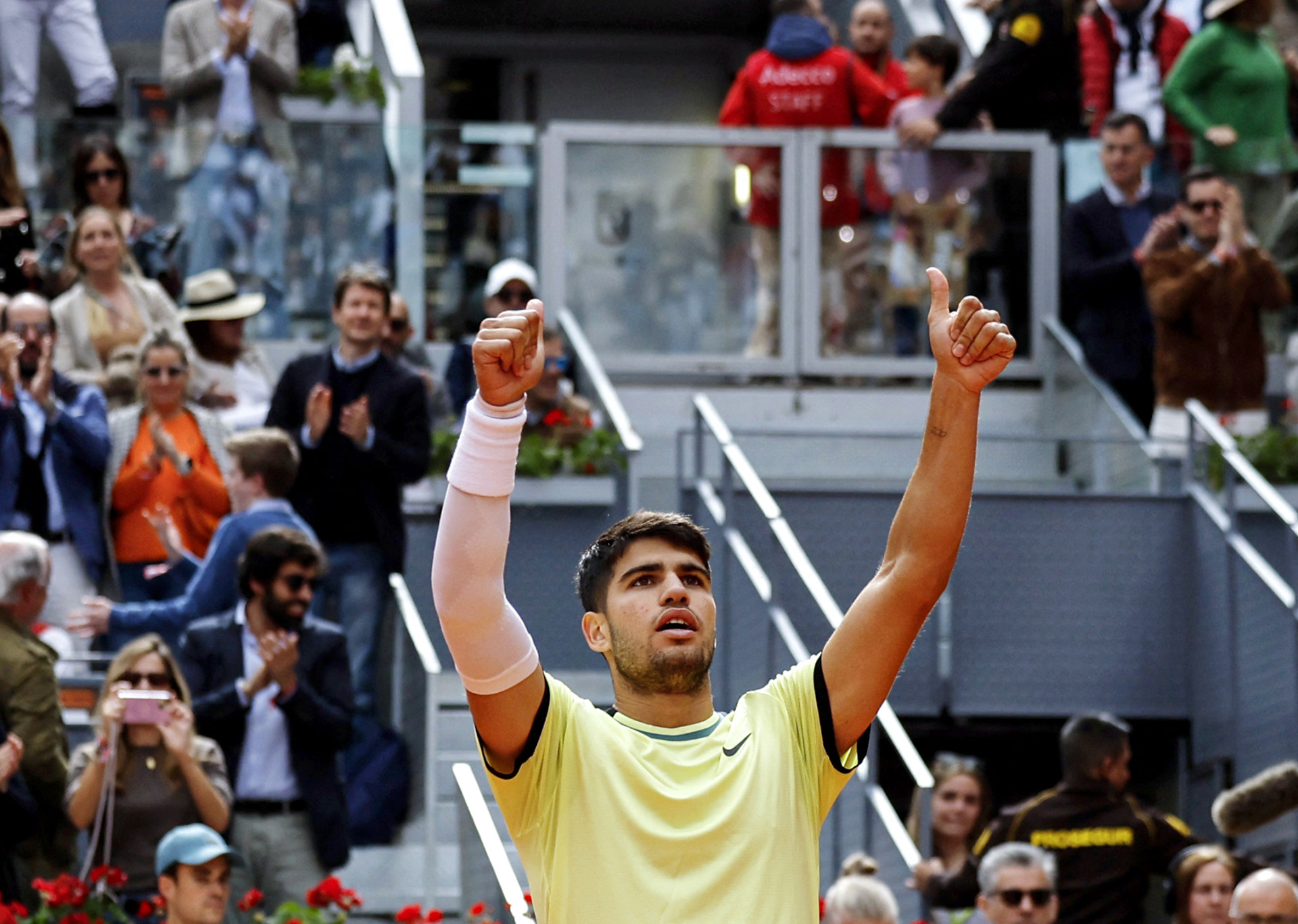 Tenista espanhol Carlos Alcaraz comemora vitória no Masters 1000 de Madri (Foto: OSCAR DEL POZO / AFP)