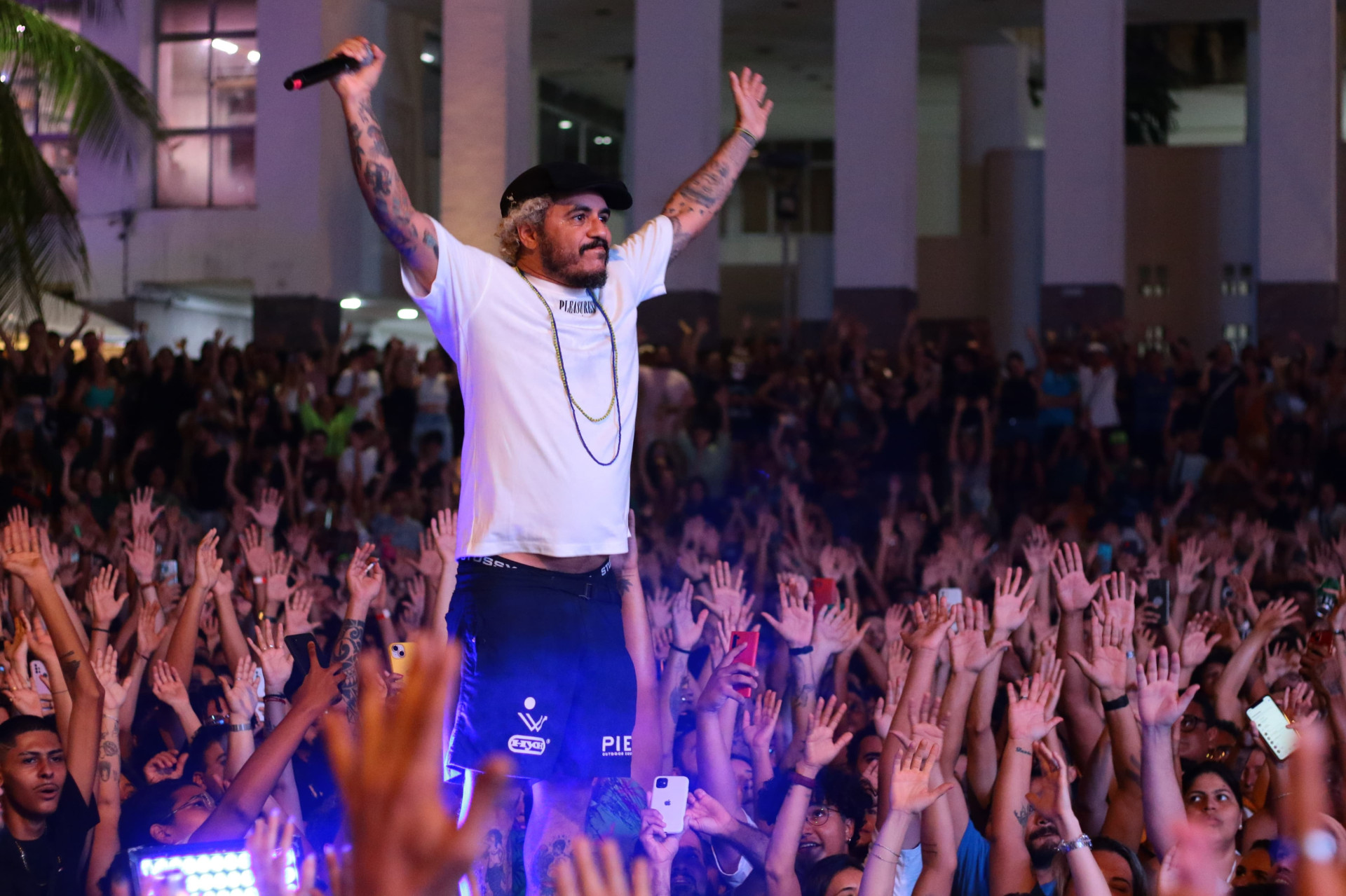 FORTALEZA, 28/04/2024. Rapper Marcelo D2 faz show na Praça Verde do Dragão, em celebração aos 25 anos do Centro Dragão do Mar de Arte e Cultura (Foto: Samuel Setubal)