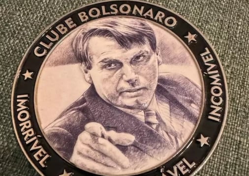 Eduardo Bolsonaro entrega medalha de 'imbrochável' para primeiro-ministro da Hungria