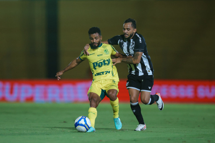 SP - BRASILEIRO B 2024, MIRASSOL x CEARÁ - ESPORTES - SP - MIRASSOL - 29/04/2024 - BRASILEIRO B 2024, MIRASSOL X CEARÁ - Danielzinho jogador do Mirassol disputa lance com Bruninho jogador do Ceará durante partida no estádio Jose Maria de Campos Maia pelo campeonato Brasileiro B 2024. 29/04/2024 - Foto: PEDRO ZACCHI/AGIF - AGÊNCIA DE FOTOGRAFIA/AGIF - AGÊNCIA DE FOTOGRAFIA/ESTADÃO CONTEÚDO