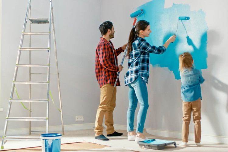 É possível pintar as paredes de casa de maneira simples (Imagem: Gorodenkoff | Shutterstock)