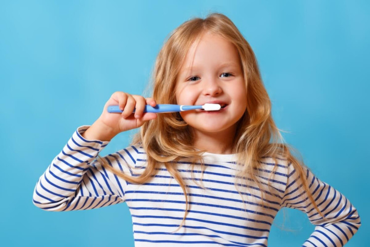 A saúde bucal é uma parte essencial para o desenvolvimento das crianças (Imagem: Olga Nikiforova | Shutterstock) 