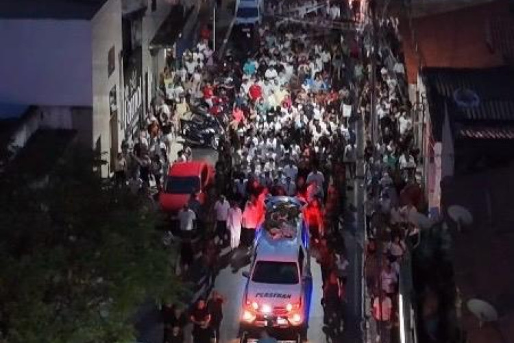 Multidão acompanha cortejo fúnebre de vereador de Camocim César Veras (PSB)