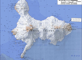 Ele é um dos três vulcões que formam a Ilha Ross e estava em erupção quando foi descoberto, em 1841.