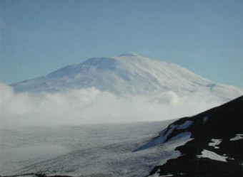 Por ser um vulcão no meio da neve, o Monte Érebo precisa de condições específicas para não congelar. Esse é um dos motivos que o torna bastante raro.