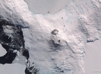 Com uma altitude de 3.800 metros, ele integra o Anel de Fogo do Pacífico, junto com outros 1,6 mil vulcões ativos.