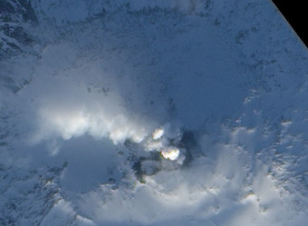 Isso permite que o magma flua facilmente para a superfície por falhas e, assim, as bolsas de gás com ouro sejam expelidas.