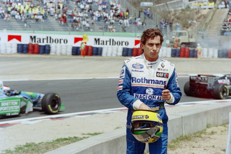 Ayrton Senna faz uma breve pausa após cruzar a pista no caminho de volta aos boxes em 17 de abril de 1994 em Suzuka, Japão 