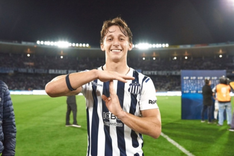 Paraguaio já estava emprestado aos argentinos com opção de compra. Valores não foram divulgados