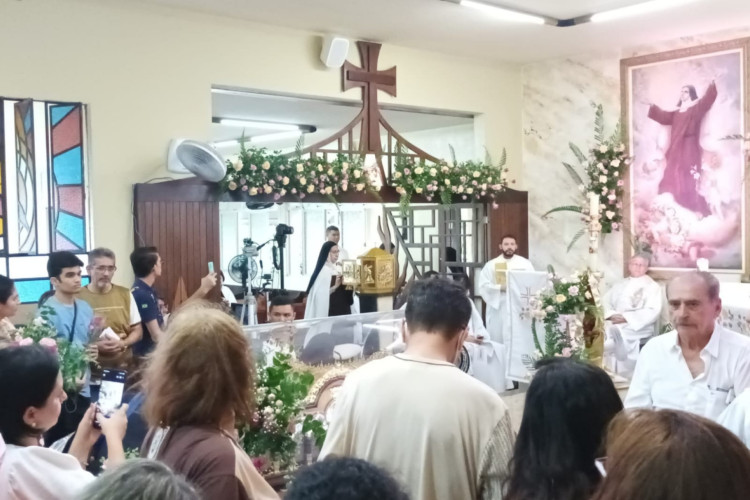 Missa de despedida das relíquias de Santa Teresinha teve início às 7 horas, no Carmelo Santa Teresinha, no bairro Dias Macedo